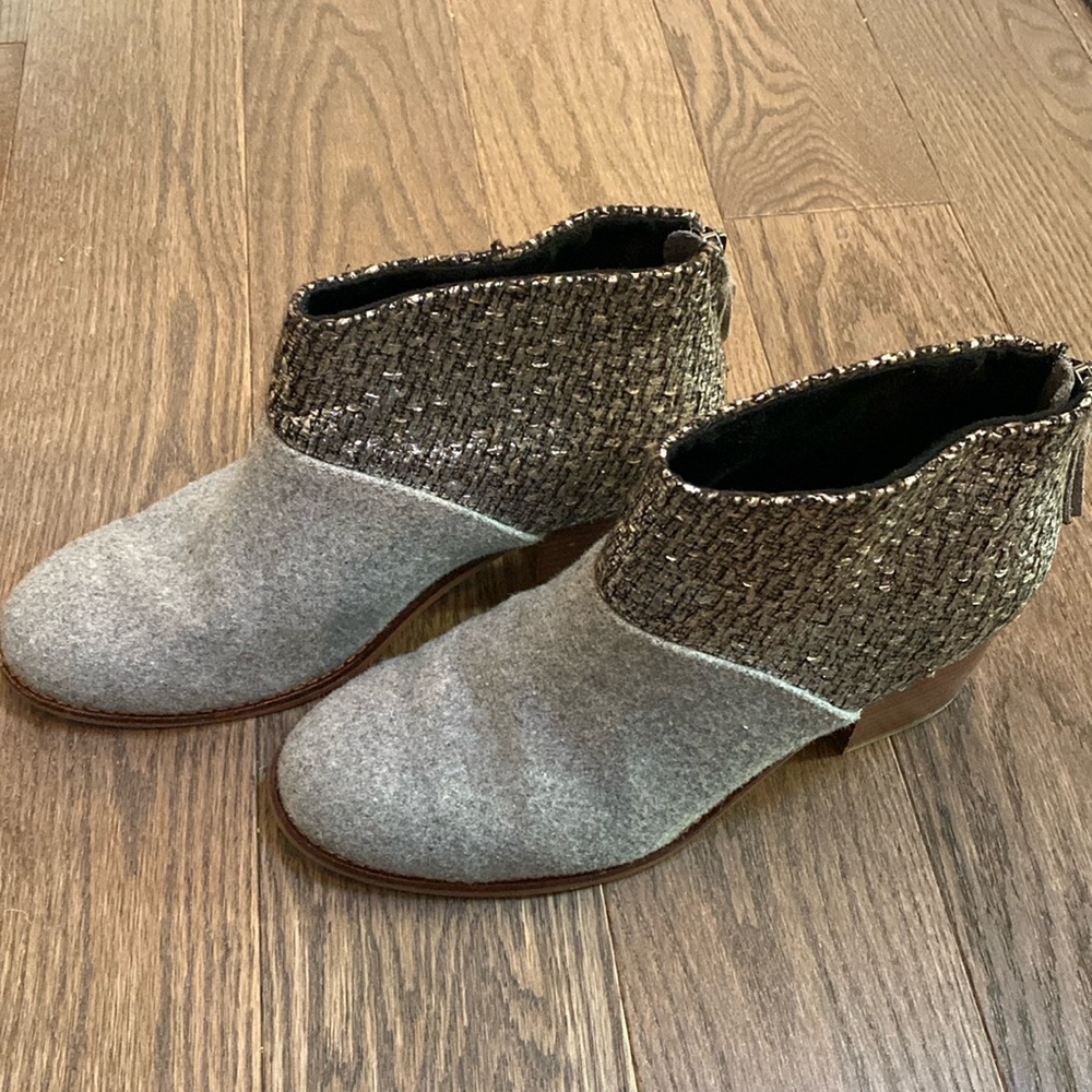 Toms Gray Felt Shine Boucle booties. Tassels at the back zip. Size 8.